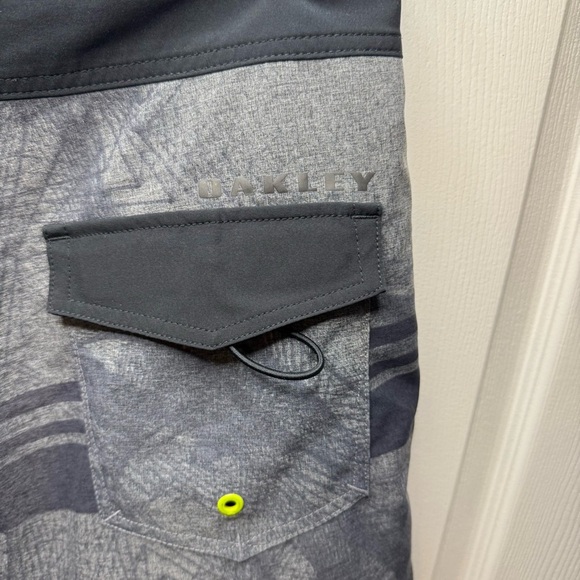 Oakley Tailored Fit Gray and Black Board Shorts with Neon Accents Size 34 GUC - Picture 4 of 7